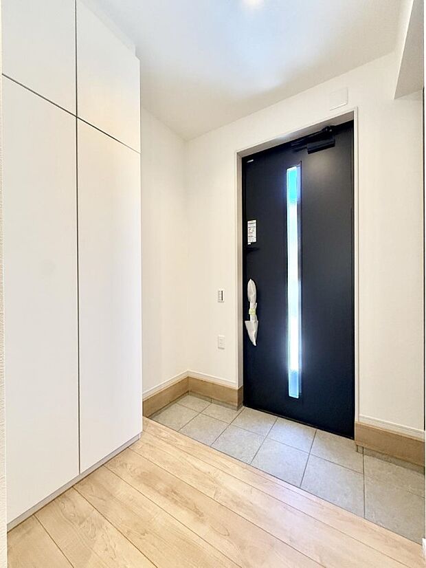 【玄関】■ 家族やゲストをやさしく迎える、心地よい空間