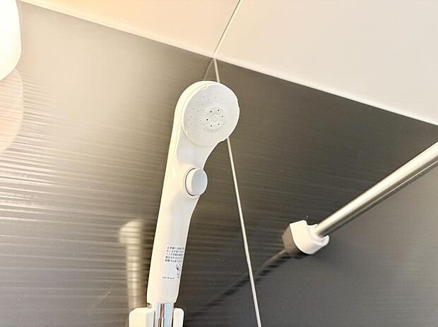 【止水シャワーヘッド】■手元で簡単に止水できるため、水の無駄遣いを減らすことができます。