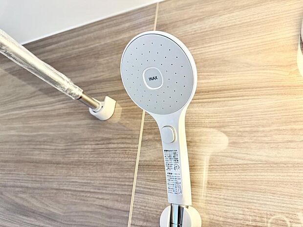 【止水シャワーヘッド】■わざわざシャワー水栓のレバーまで手を伸ばす必要がなく、簡単に止水できる