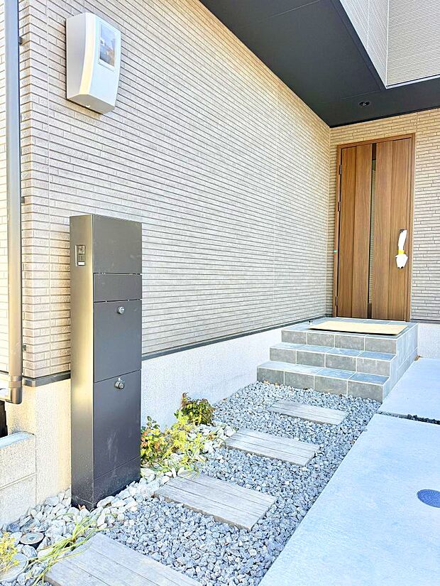 【玄関】■ 心地よい暮らしへとつながる、温かい玄関