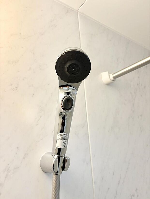 【止水シャワーヘッド】■手元で簡単に止水できるため、水の無駄遣いを減らすことができます。