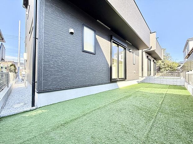 【庭】■暮らしに潤いを与える、緑が取り入れられた住まいです