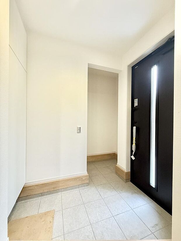 【玄関】■ 家族やゲストをやさしく迎える、心地よい空間