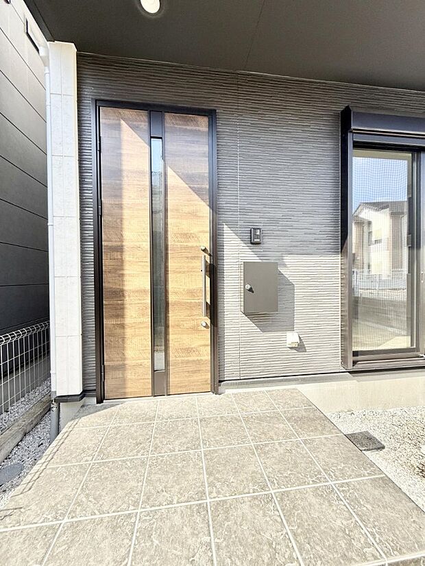 【玄関】■ 帰るたびにホッとする、安心感のある佇まい