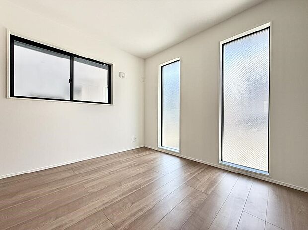 【リビング以外の居室】■落ち着いた色合いのお部屋で穏やかな時間を楽しめます