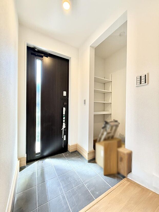 【玄関】■ 家族やゲストをやさしく迎える、心地よい空間