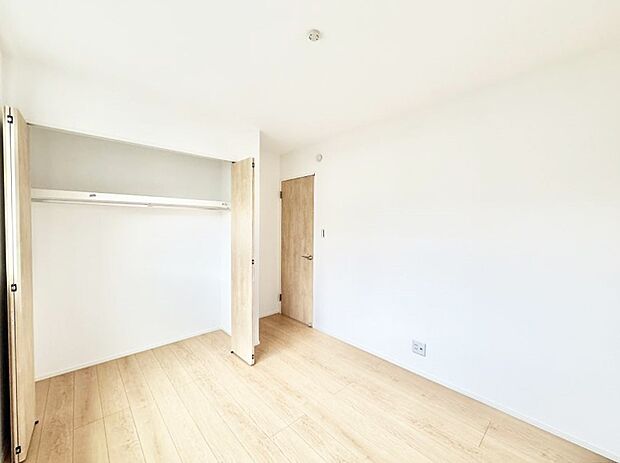 【寝室】■窓の配置や通気性の良い設計で部屋の空気がこもらず、常に新鮮な空気が流れます