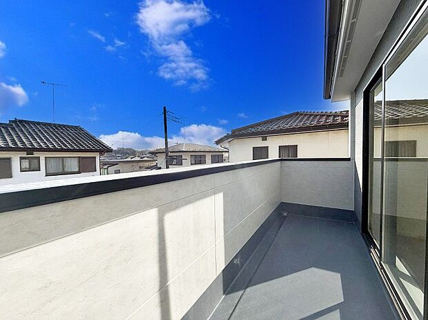 【バルコニー】■ 季節の移ろいを感じられる開放的な空間です