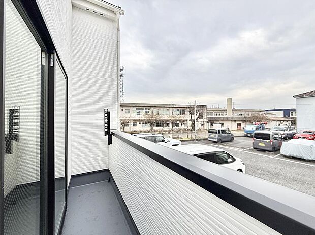 【バルコニー】■ 季節の移ろいを感じられる開放的な空間です