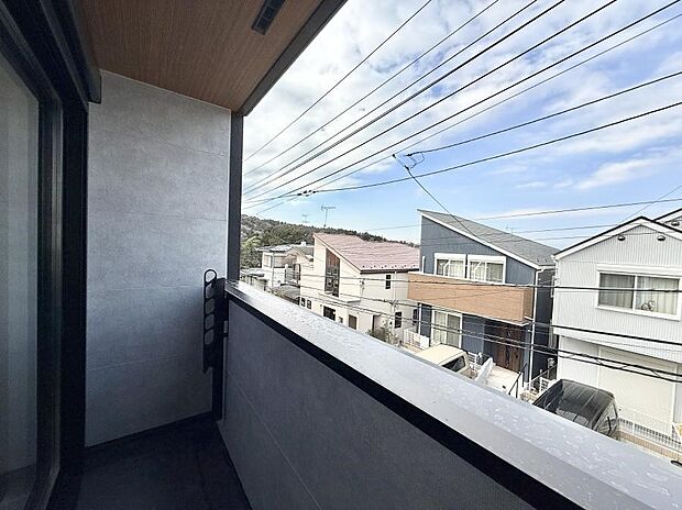 【バルコニー】■ 朝のコーヒーや夜の星空を楽しむ、癒しの場所