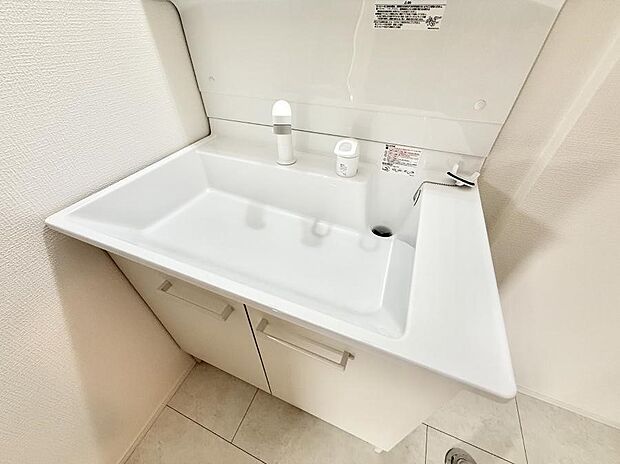 【ハンドシャワー付洗面台】■細かい部分まで洗いやすく便利なハンドシャワー付き