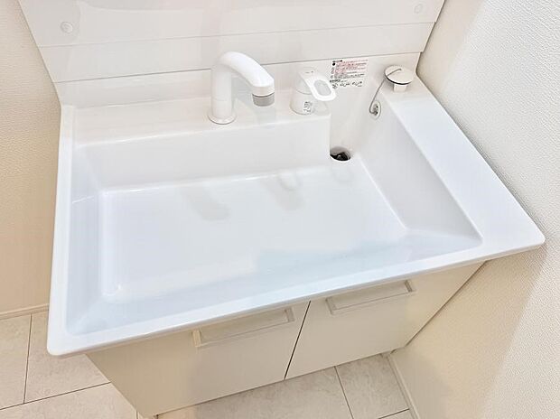 【ハンドシャワー付洗面台】■手洗いや顔を洗う時も快適に使える便利なシャワー