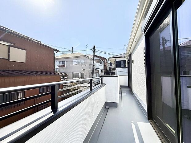 【バルコニー】■ 季節の移ろいを感じられる開放的な空間です