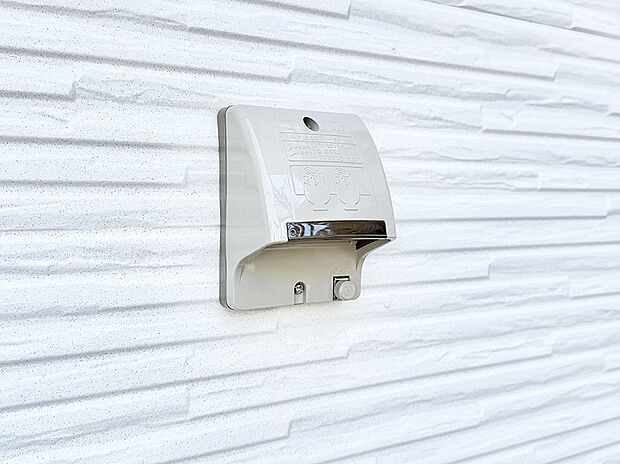 【屋外コンセント】■室内のコンセントから延長コードを引っ張る手間がなくなります。