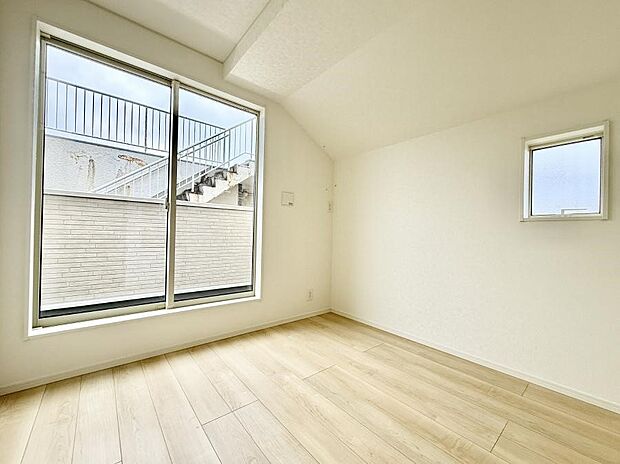 【リビング以外の居室】■落ち着いた色合いのお部屋で穏やかな時間を楽しめます