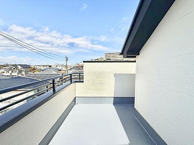 【バルコニー】■ 季節の移ろいを感じられる開放的な空間です