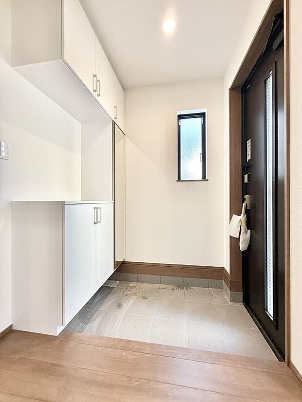 【玄関】■ 家族やゲストをやさしく迎える、心地よい空間