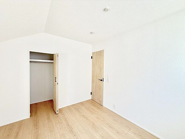 【リビング以外の居室】■清潔感あふれるお部屋で毎日を快適に過ごせます