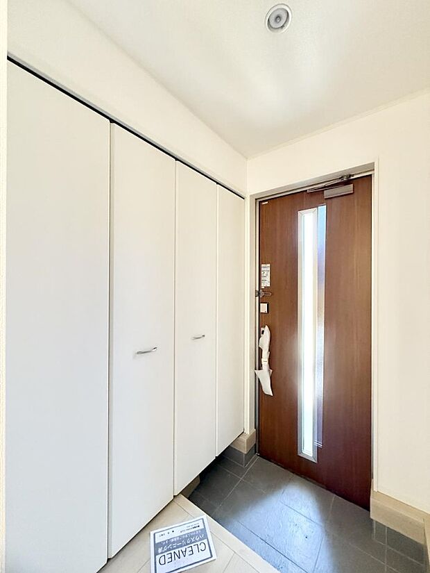 【玄関】■ 家族やゲストをやさしく迎える、心地よい空間