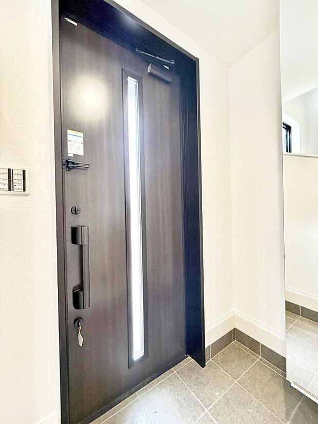 【玄関】■ 家族やゲストをやさしく迎える、心地よい空間