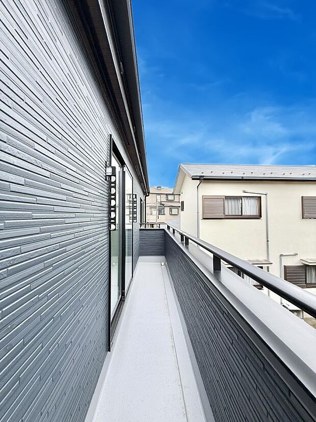 【バルコニー】■ 朝のコーヒーや夜の星空を楽しむ、癒しの場所