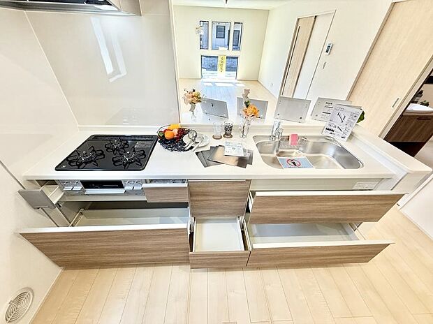 【キッチン】■シンプルで機能的、毎日使いやすいキッチン