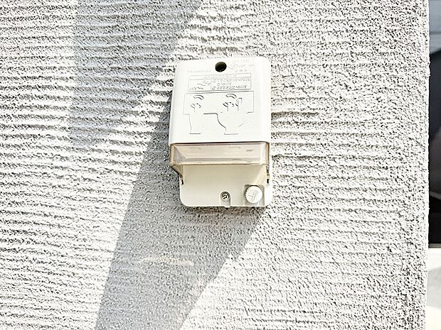 【屋外コンセント】■室内のコンセントから延長コードを引っ張る手間がなくなります。