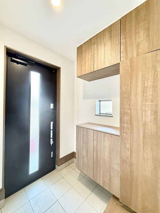 【玄関】■ 家族やゲストをやさしく迎える、心地よい空間