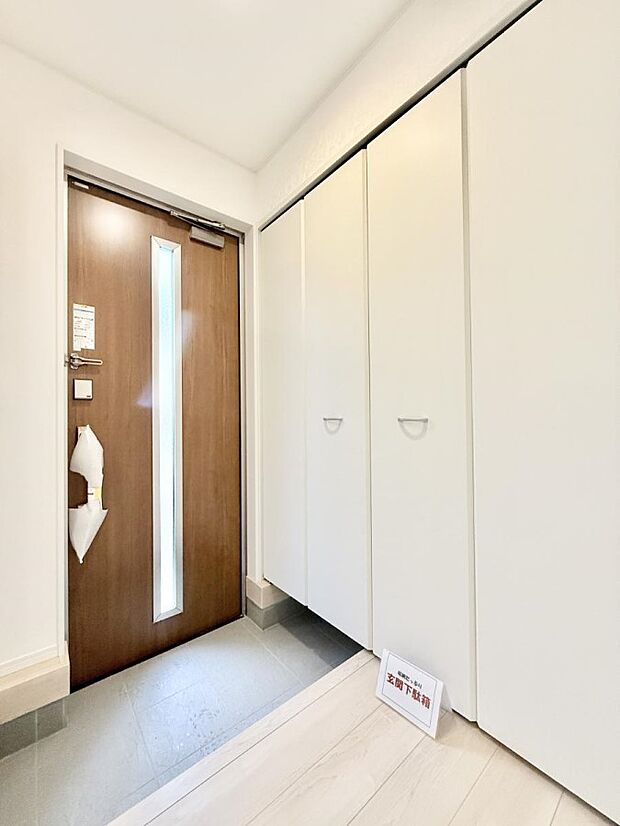 【玄関】■ 家族やゲストをやさしく迎える、心地よい空間