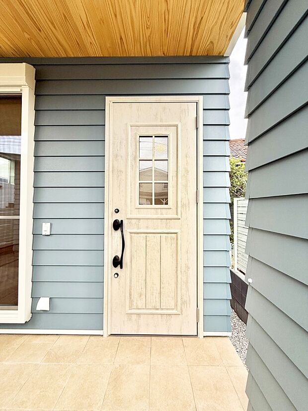 【玄関】■ シンプルで美しく、住まいの第一印象を彩る玄関です