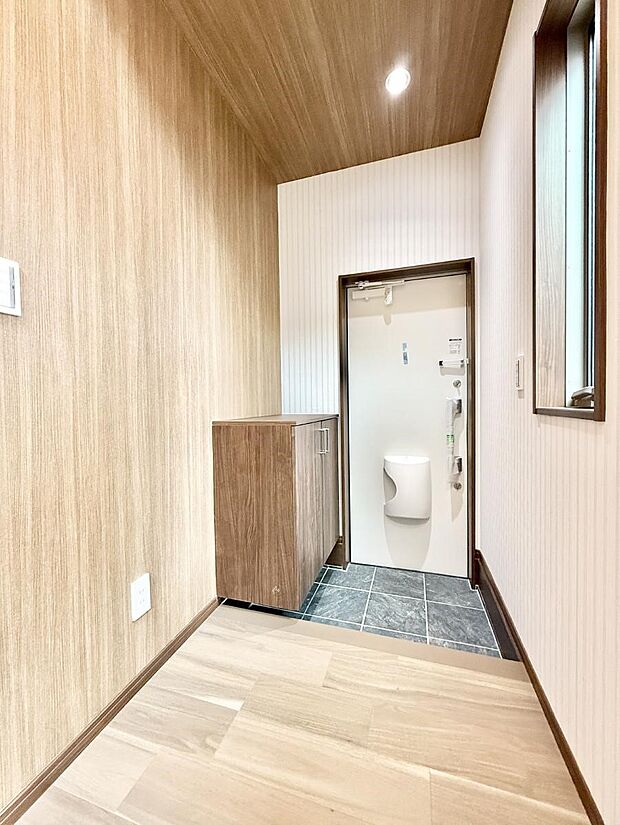 【玄関】■ 毎日を気持ちよく迎える、明るく温もりのある玄関