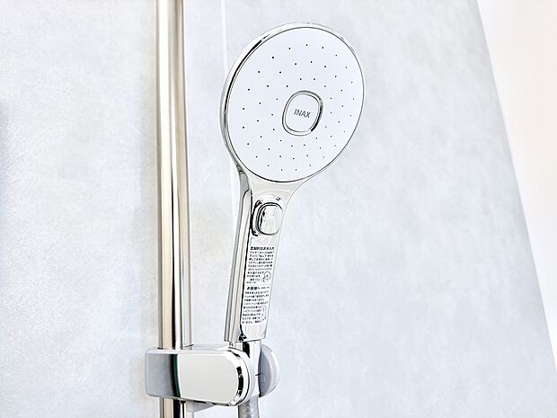 【止水シャワーヘッド】■手元で簡単に止水できるため、水の無駄遣いを減らすことができます。