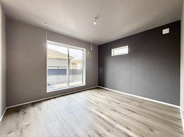 【リビング以外の居室】■落ち着いた色合いのお部屋で穏やかな時間を楽しめます