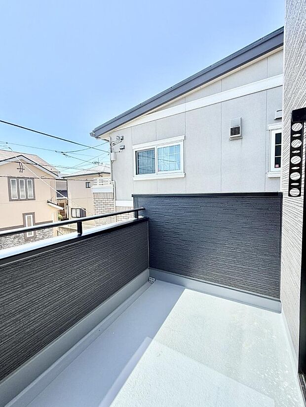 【バルコニー】■ 朝のコーヒーや夜の星空を楽しむ、癒しの場所