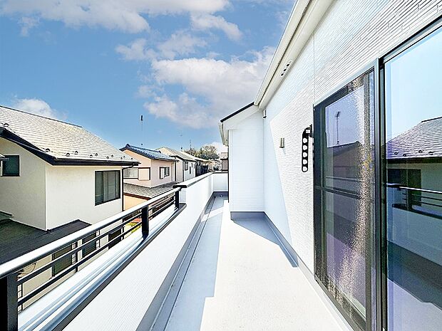 【バルコニー】■ 季節の移ろいを感じられる開放的な空間です