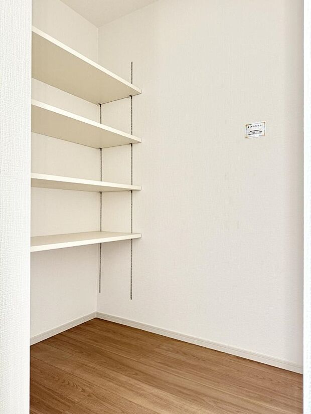 【収納】■キッチンには食品貯蔵にとても便利なパントリーあり