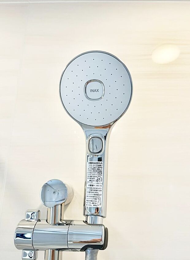 【止水シャワーヘッド】■手元で簡単に止水できるため、水の無駄遣いを減らすことができます。