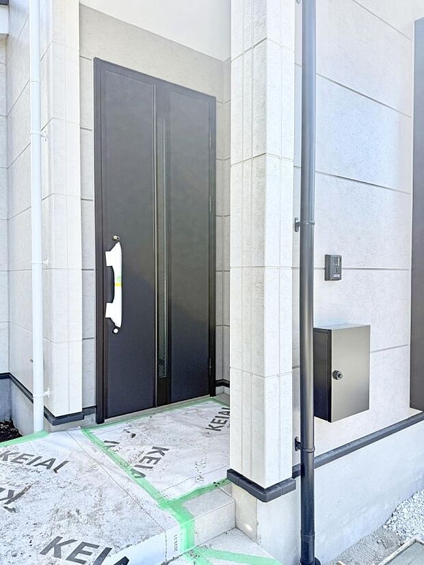 【玄関】■ シンプルで美しく、住まいの第一印象を彩る玄関です