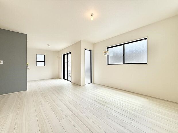 【リビング】■家族の時間を彩る、快適で癒される空間