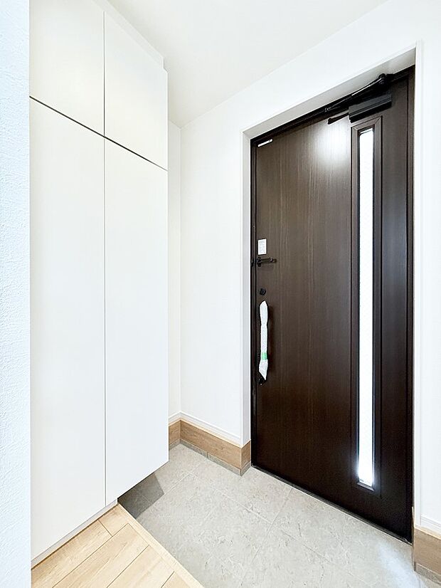 【玄関】■ 家族やゲストをやさしく迎える、心地よい空間