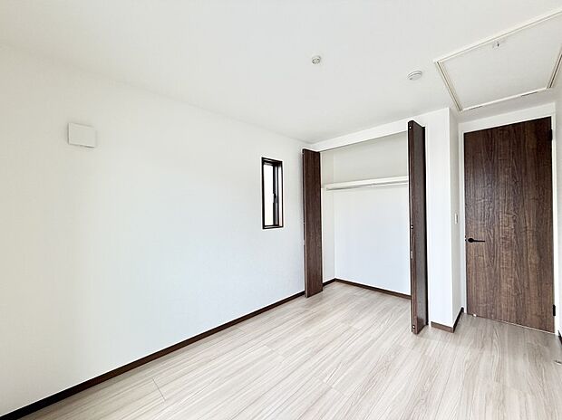 【リビング以外の居室】■落ち着いた色合いのお部屋で穏やかな時間を楽しめます