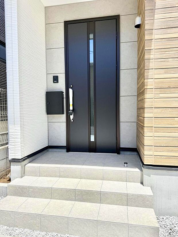 【玄関】1号棟  ■ シンプルで美しく、住まいの第一印象を彩る玄関です