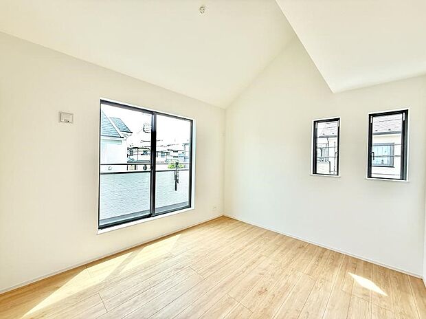 【リビング以外の居室】■落ち着いた色合いのお部屋で穏やかな時間を楽しめます