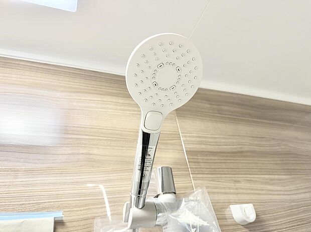 【止水シャワーヘッド】■手元で簡単に止水できるため、水の無駄遣いを減らすことができます。