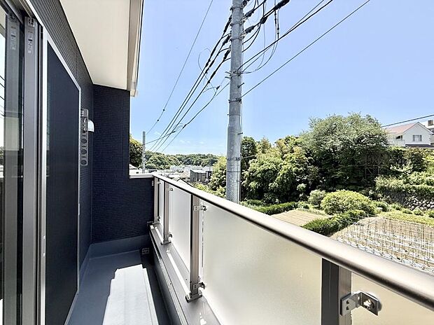 【バルコニー】1号棟 ■ 朝のコーヒーや夜の星空を楽しむ、癒しの場所