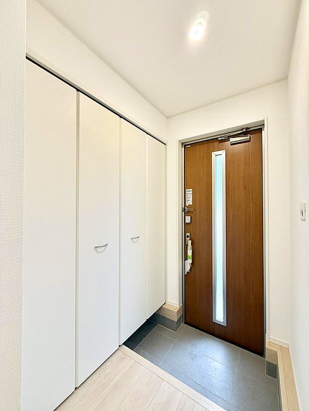 【玄関】1号棟 ■ ここから始まる一日、すっきり整った玄関