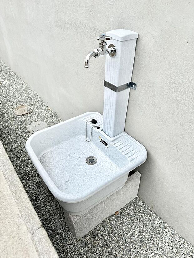 【その他現地】6号棟  ■ガーデニングや洗車などの際に大活躍な屋外立水栓  