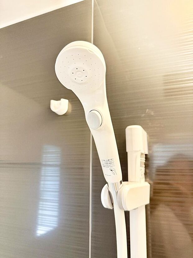 【止水シャワーヘッド】■手元で簡単に止水できるため、水の無駄遣いを減らすことができます。