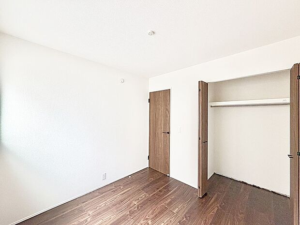 【リビング以外の居室】1号棟  ■落ち着いた雰囲気のお部屋で心が安らぐ空間