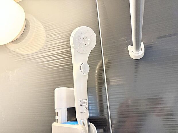 【止水シャワーヘッド】■わざわざシャワー水栓のレバーまで手を伸ばす必要がなく、簡単に止水できる